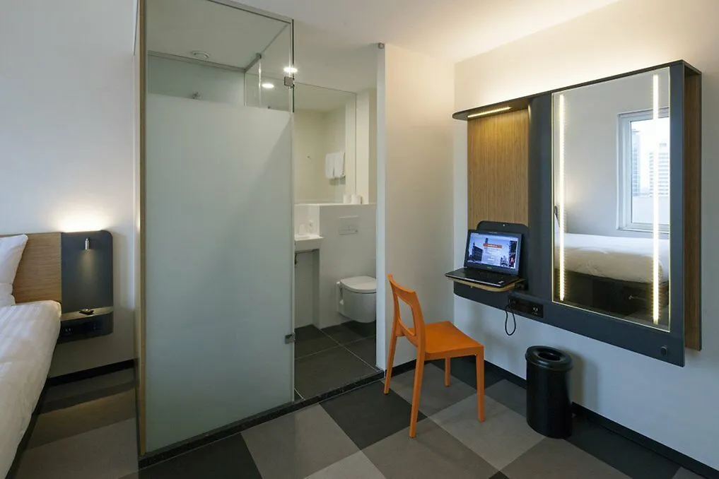 Easyhotel Amsterdam Arena Boulevard 2*,
