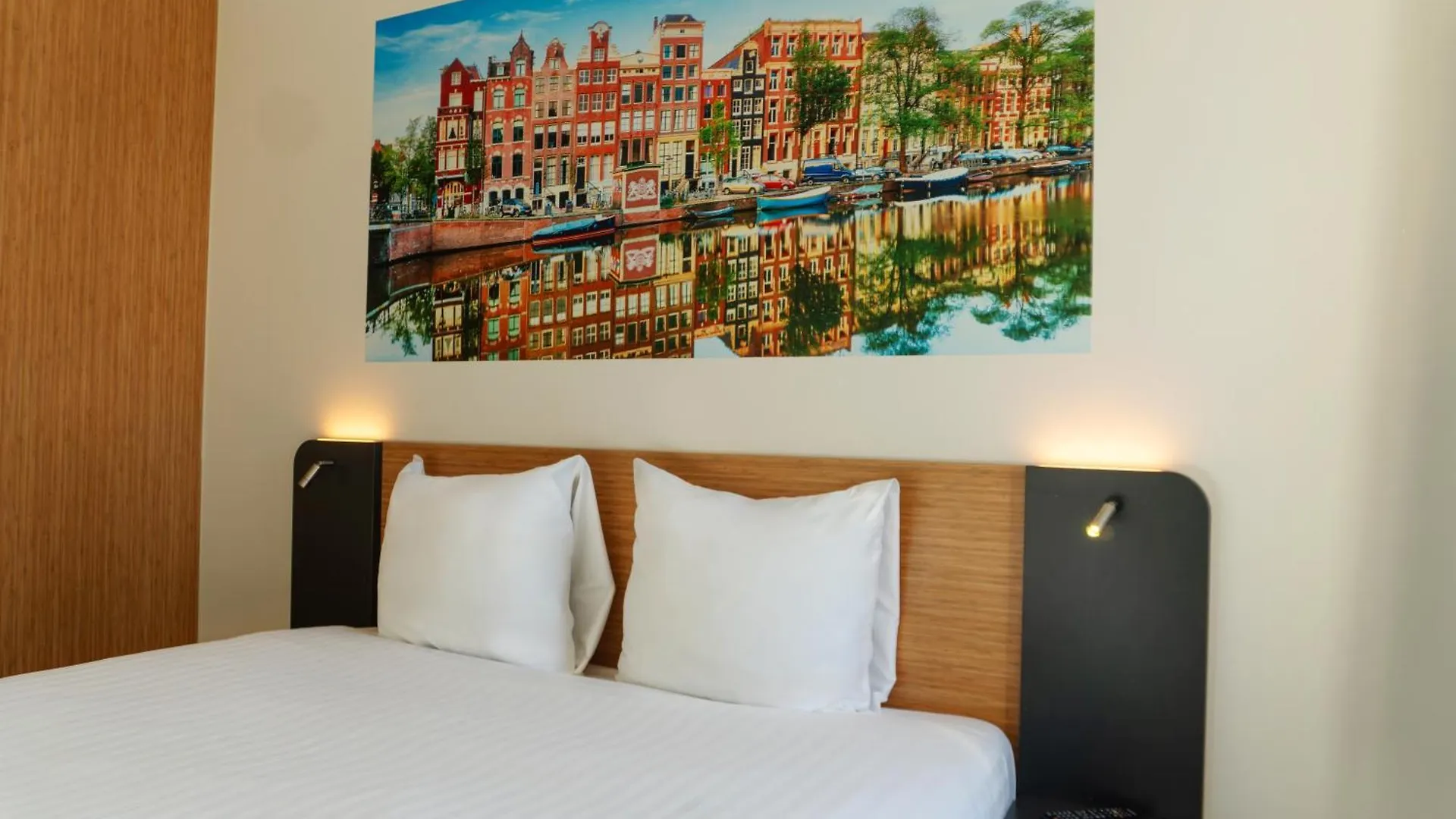 Easyhotel Amsterdam Arena Boulevard 2*,